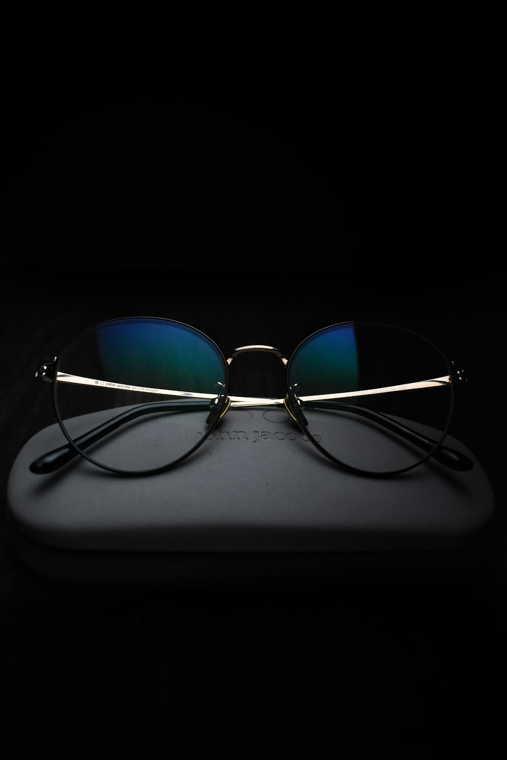 シルバーフレームのアビエータースタイルのサングラスの写真 – Unsplashで見つけるグレーの無料写真
