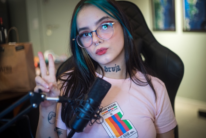 Chica trans intelectual con gafas