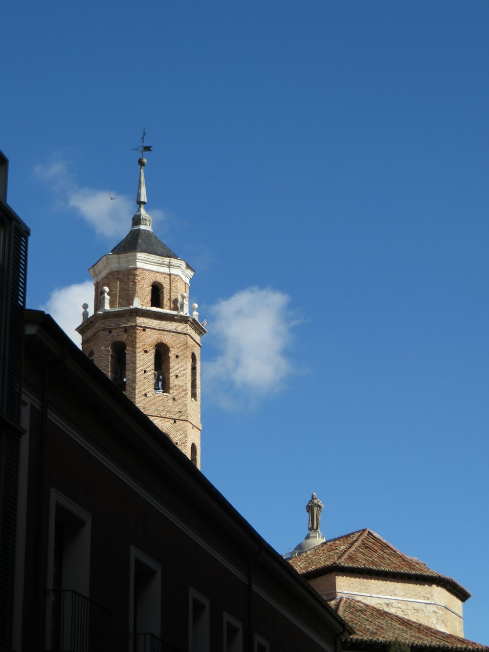 Braun-weiße Betonkirche unter blauem Himmel tagsüber