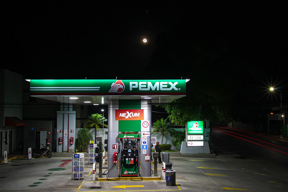 Gasolinera verde y blanca