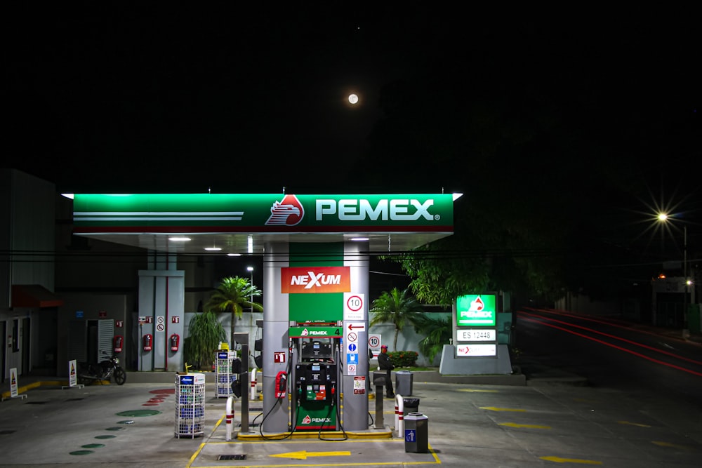 緑と白のガソリンスタンド