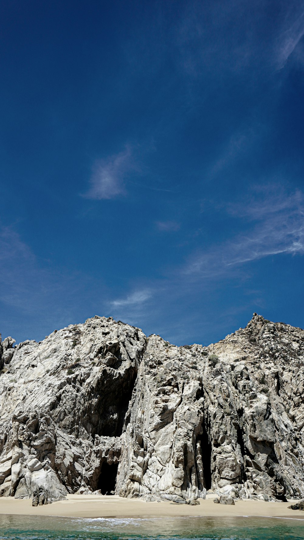 Montagna rocciosa sotto il cielo blu durante il giorno