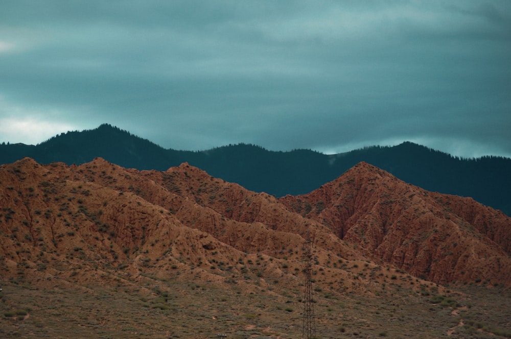 Montañas marrones bajo nubes blancas durante el día