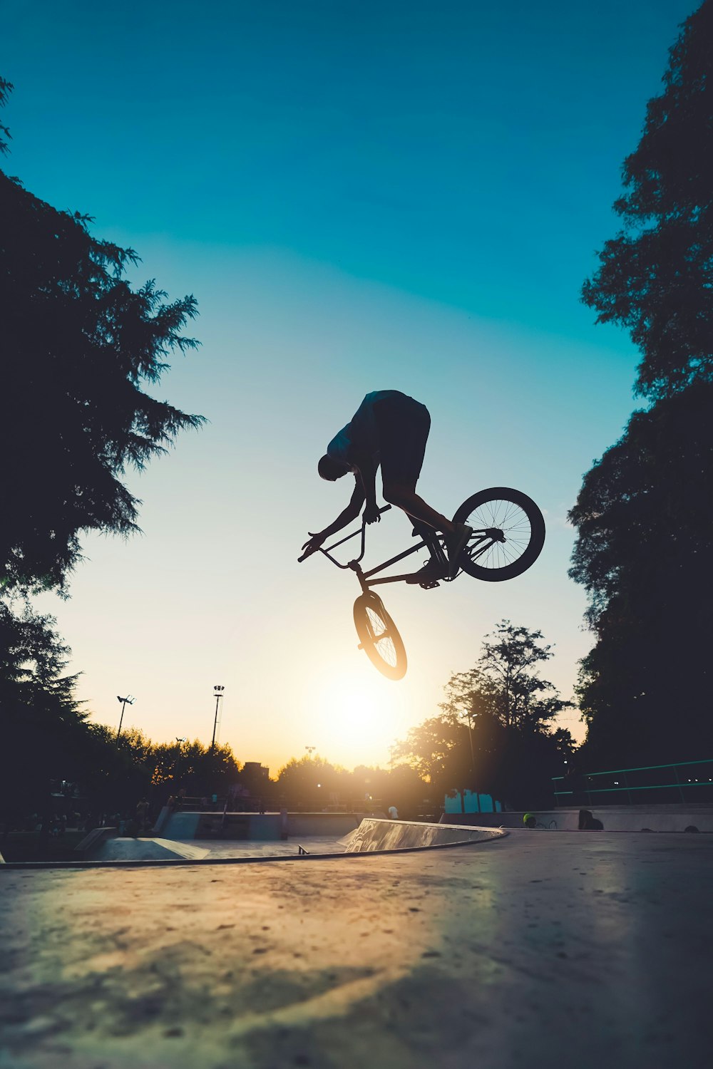 Hombre que anda en bicicleta por carretera durante el día