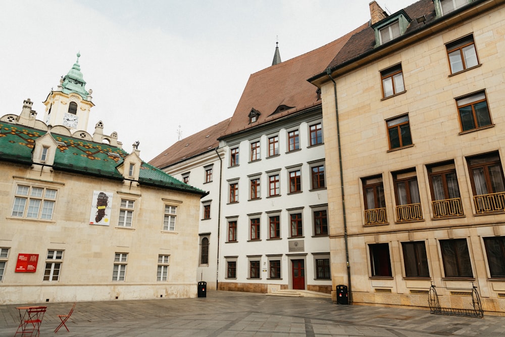 Braunes und beiges Betongebäude tagsüber unter weißem Himmel