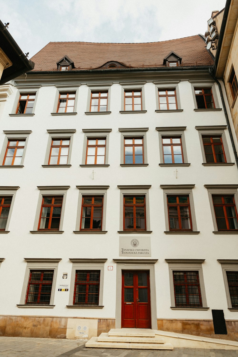 Edificio de hormigón blanco y marrón