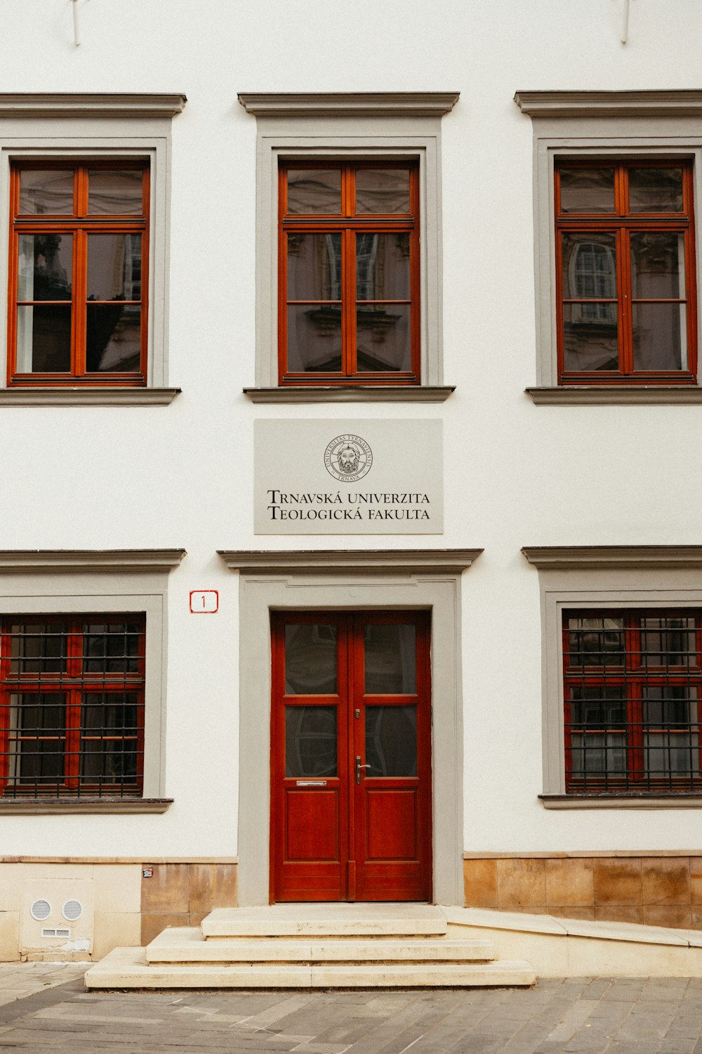 Edificio de hormigón blanco y rojo