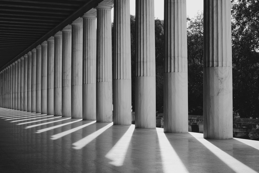 foto in scala di grigi di un edificio