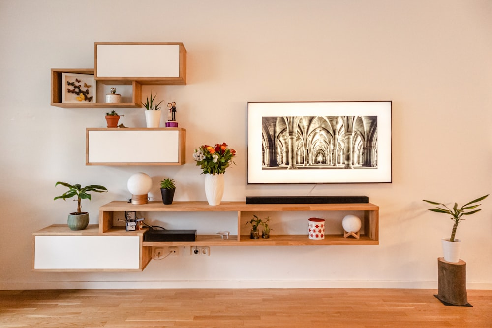 Étagère murale en bois blanc avec cadre en bois blanc