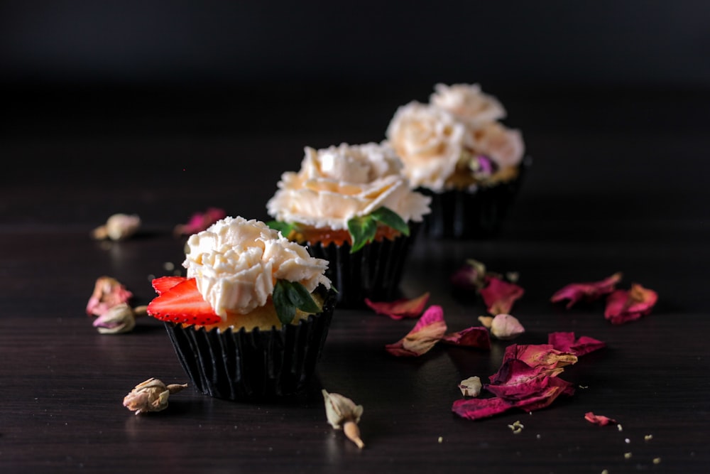 fiori bianchi e rosa su supporto per cupcake nero