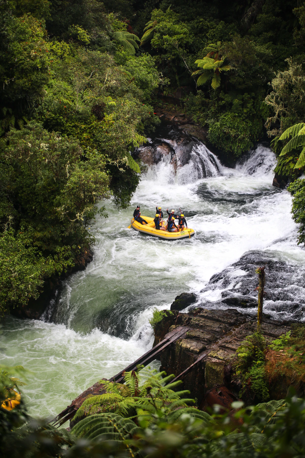 Sekelompok orang menikmati arung jeram di sungai