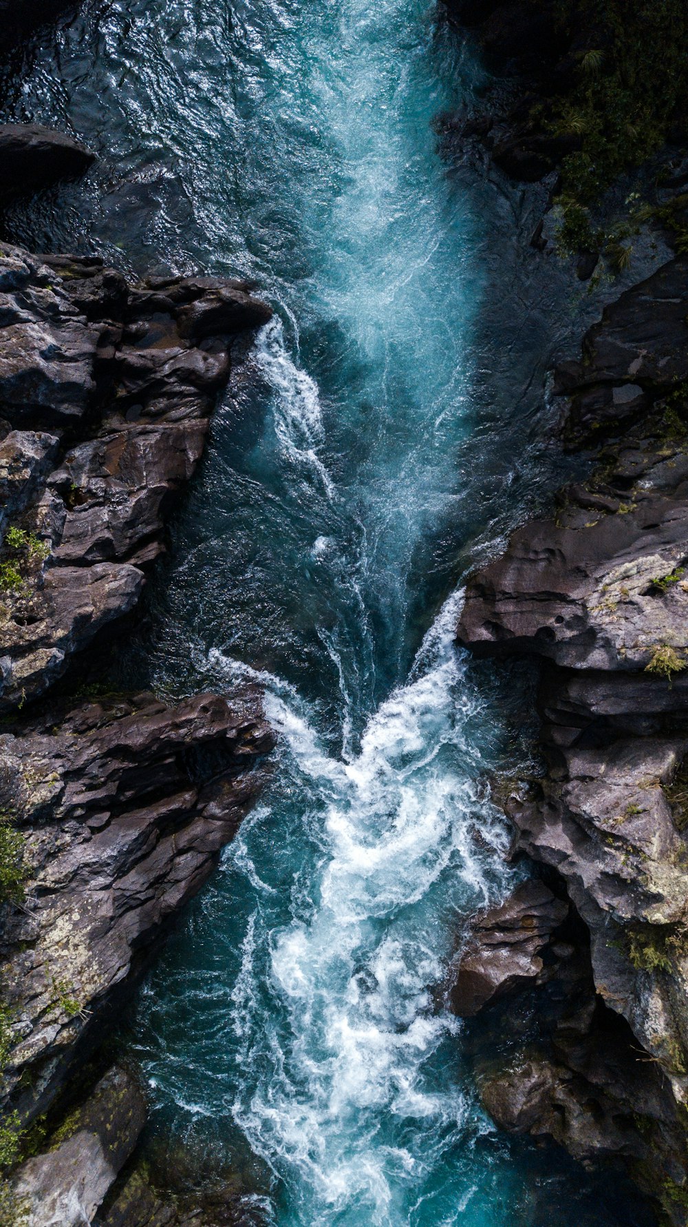 a água cai na montanha rochosa