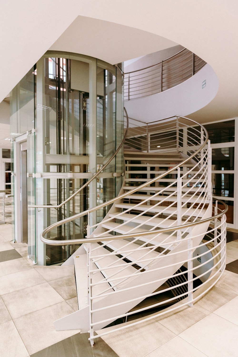 escada em espiral branca com grades de aço inoxidável