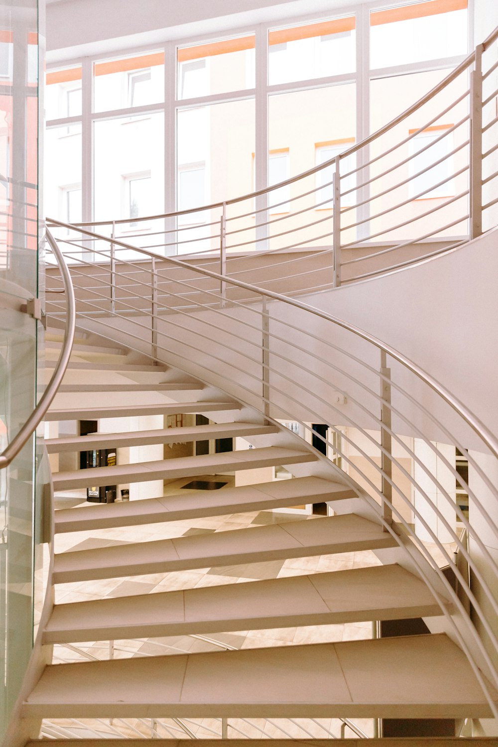 escada em espiral branca com grades de metal brancas
