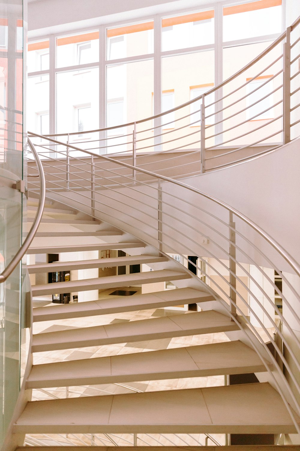 escalier en colimaçon blanc avec rampes en métal blanc