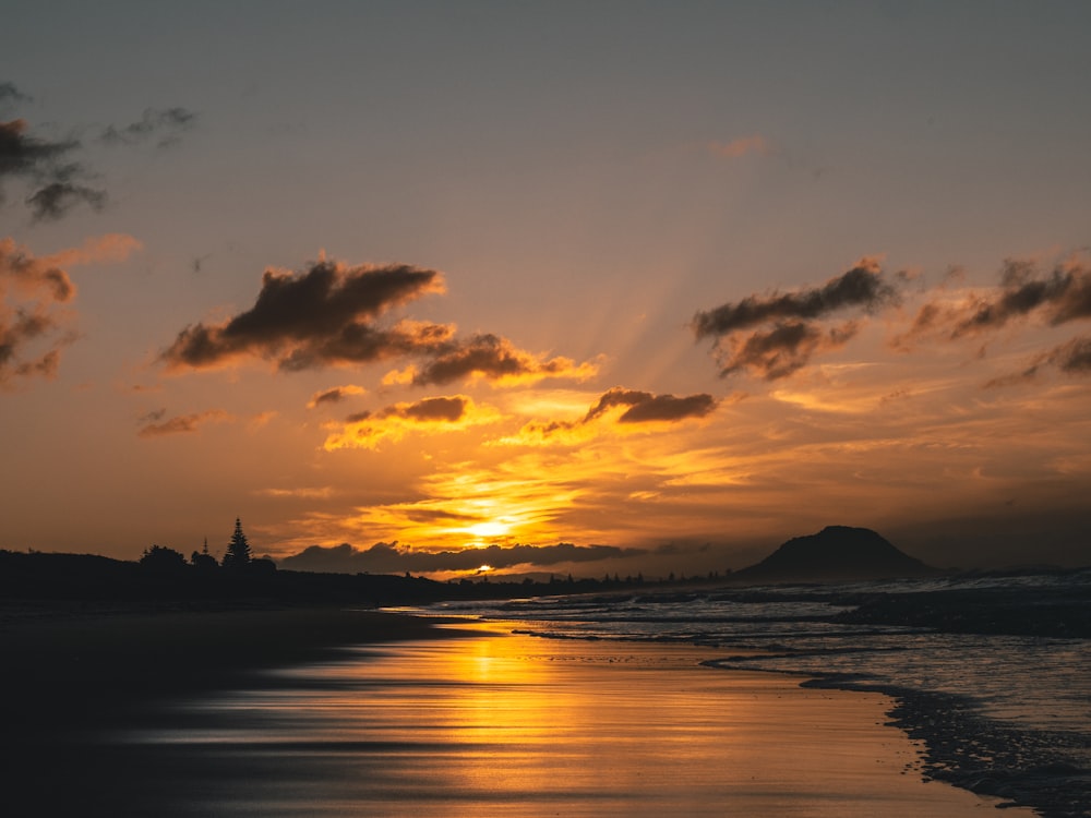 silhueta da ilha durante o pôr do sol
