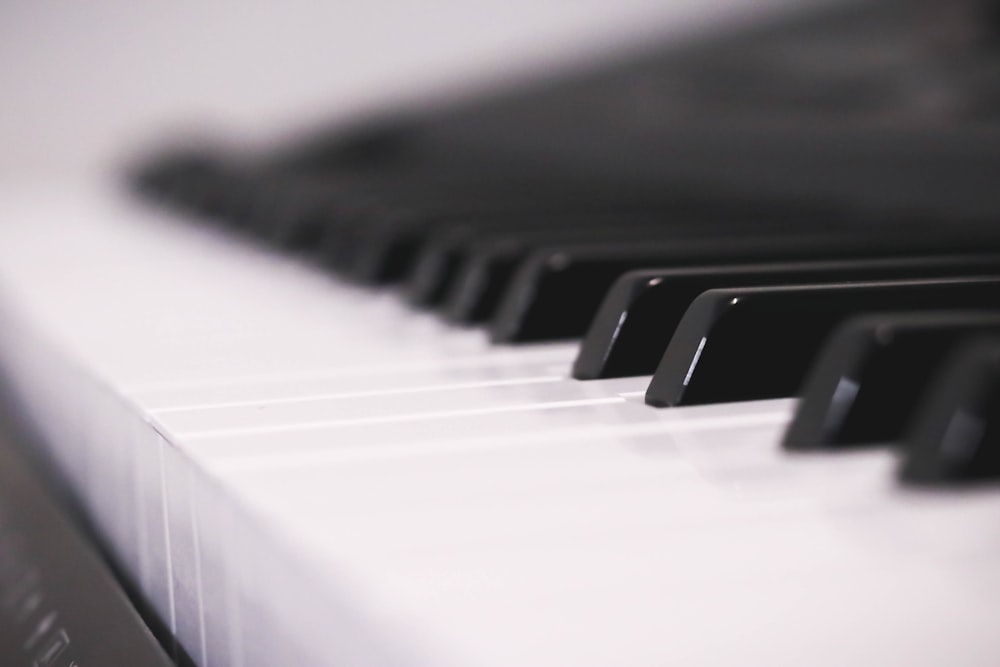 teclas de piano em preto e branco