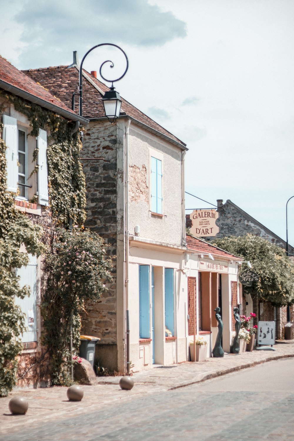 personnes marchant sur le trottoir près des maisons pendant la journée