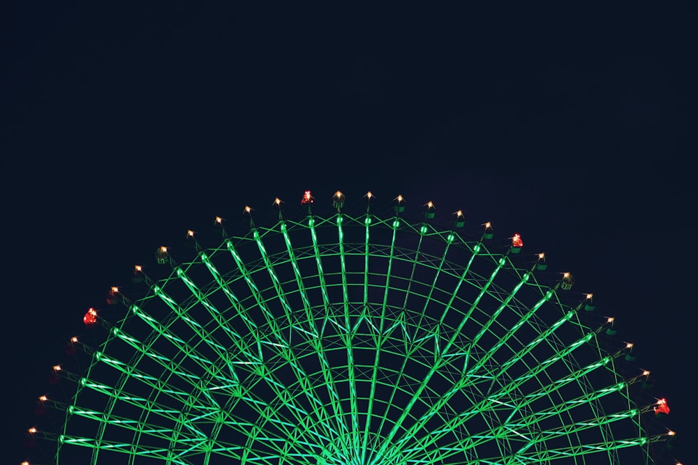 Rueda de la fortuna verde y blanca durante la noche