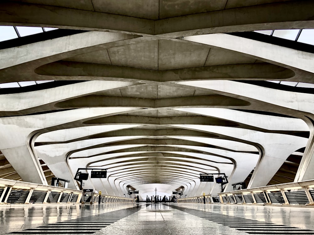 Intérieur du bâtiment blanc et brun