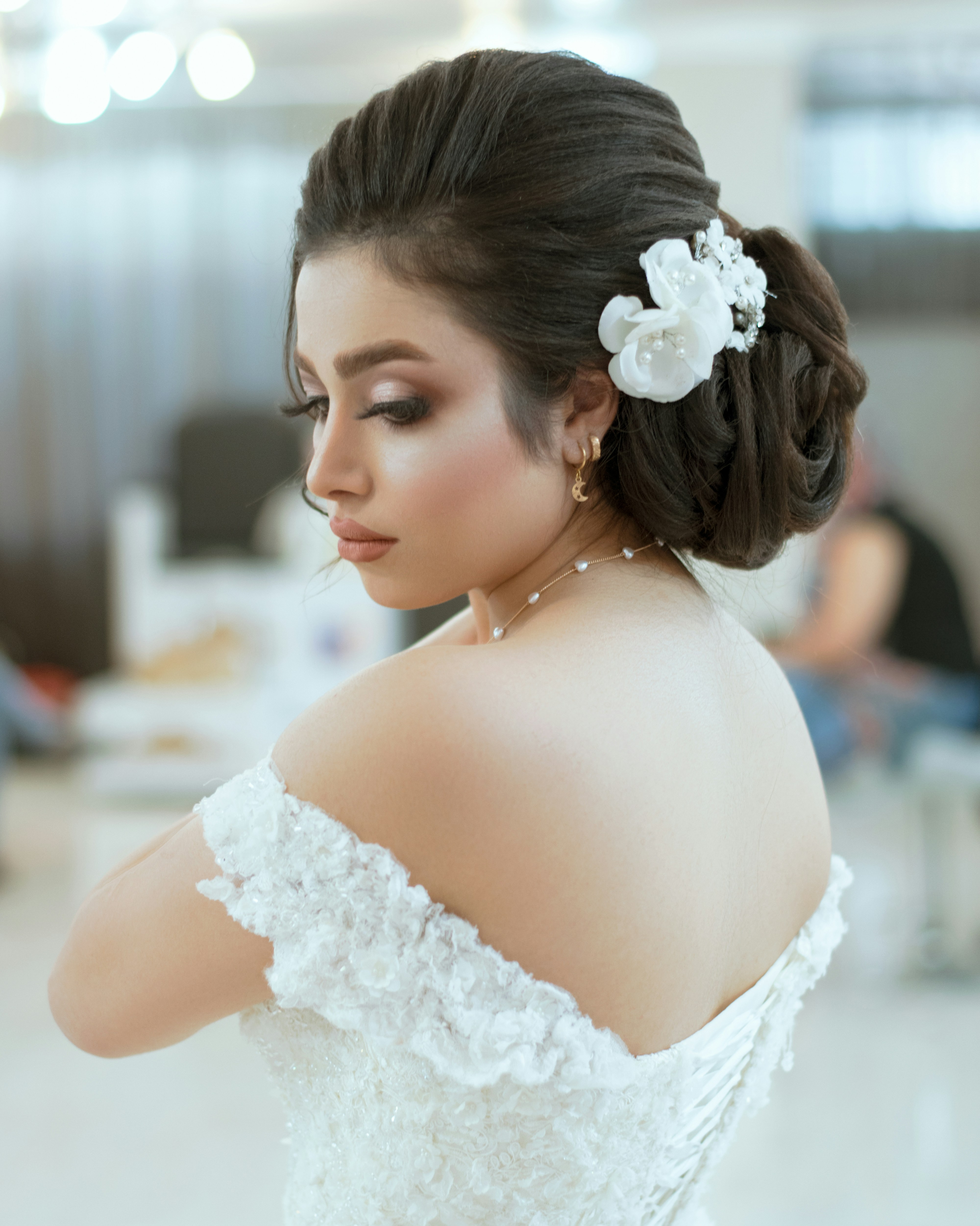 Woman in white floral dress photo – Free Farsan Image on Unsplash