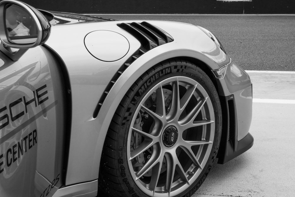 Coche blanco y negro en carretera