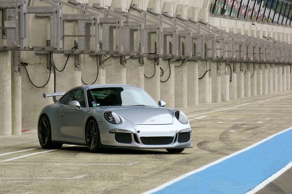 Porsche 911 blanco aparcado en la calle durante el día
