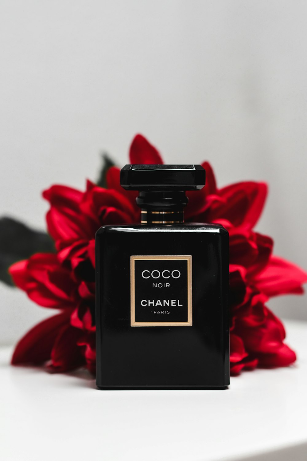 black and gold perfume bottle photo – Free Paris Image on Unsplash