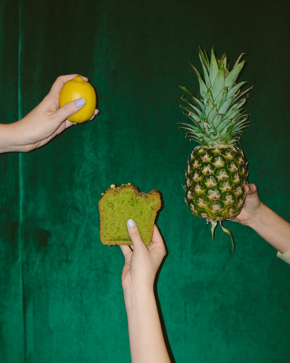 persona sosteniendo la fruta de la piña y la fruta de la piña