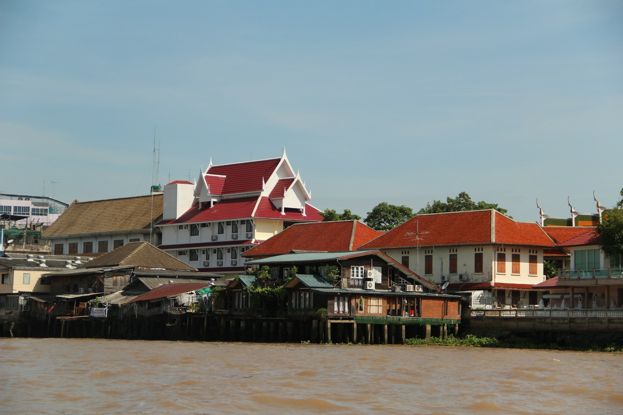 บ้านเรือนริมแม่น้ำเจ้าพระยาในเวลากลางวัน