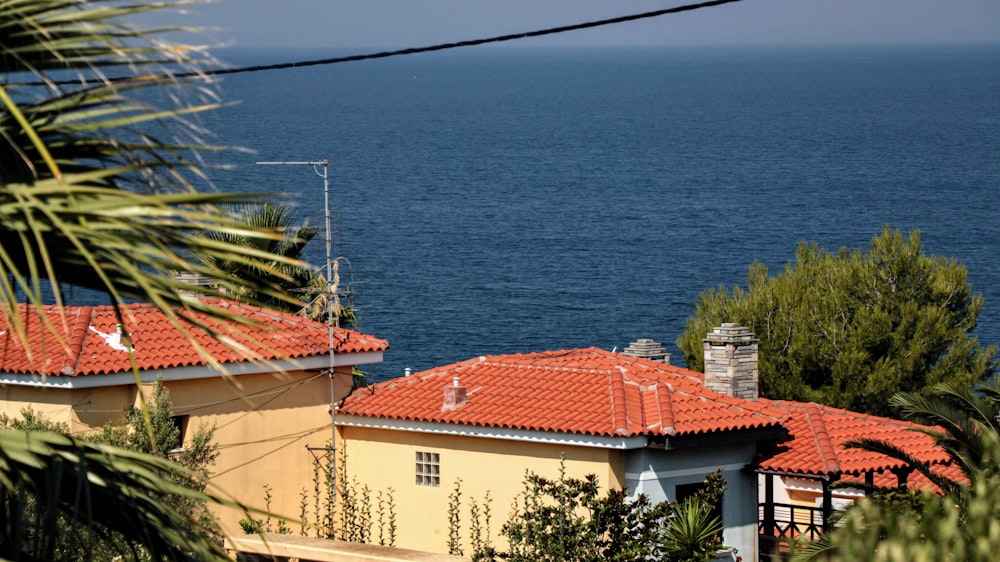 Edificio de hormigón blanco y marrón junto al mar azul durante el día