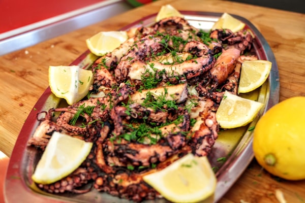 Gegrilde inktvis op rucola — receptfoto
