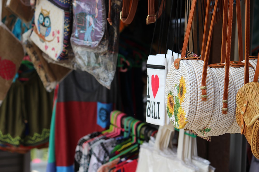 bolso tote de cuero blanco y marrón