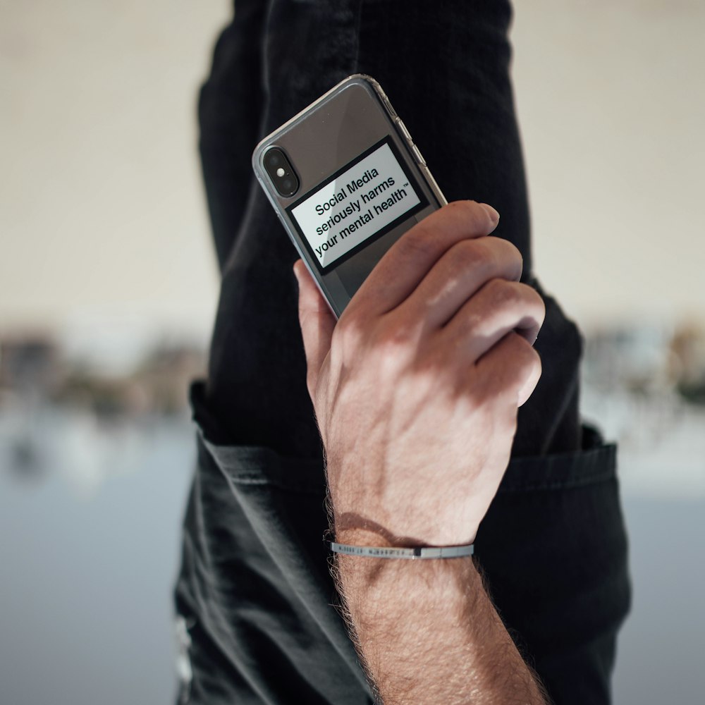 Person holding black iphone 4 photo – Free Social media Image on Unsplash