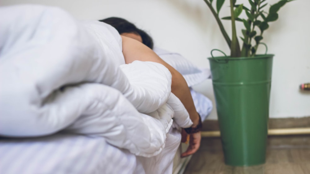 Mujer con túnica blanca sentada en la silla