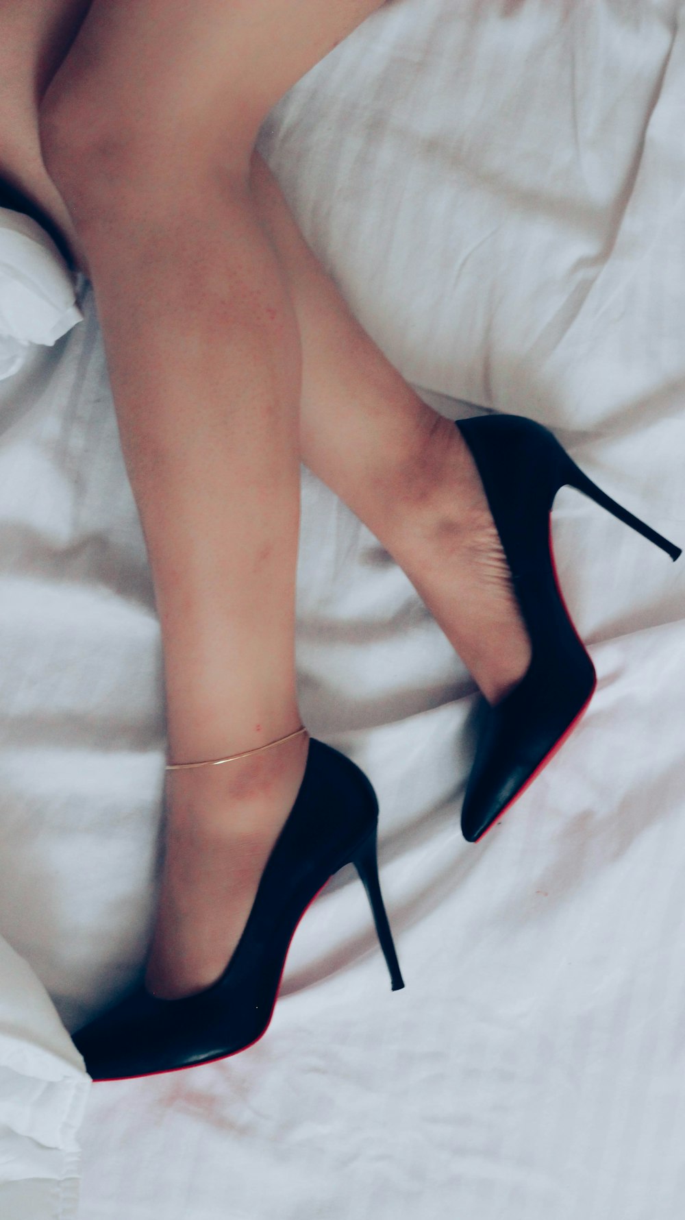 Frau trägt schwarze Peep-Toe-Heeled-Schuhe