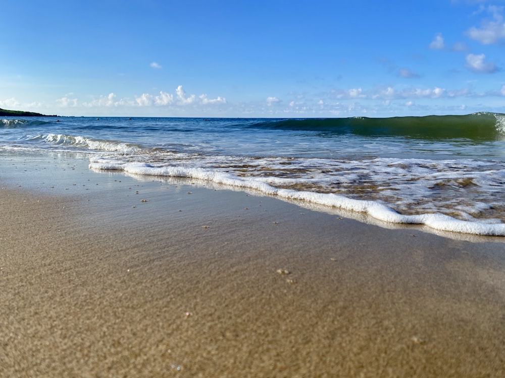 sea waves crashing on shore during daytime