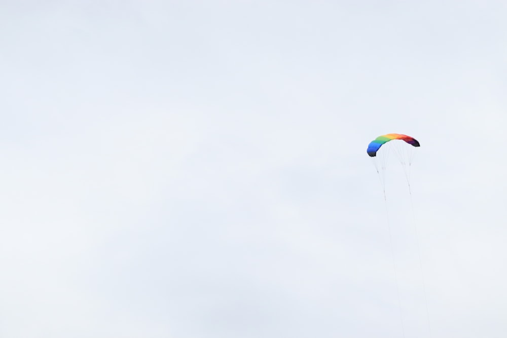 Persona en paracaídas amarillo y rojo