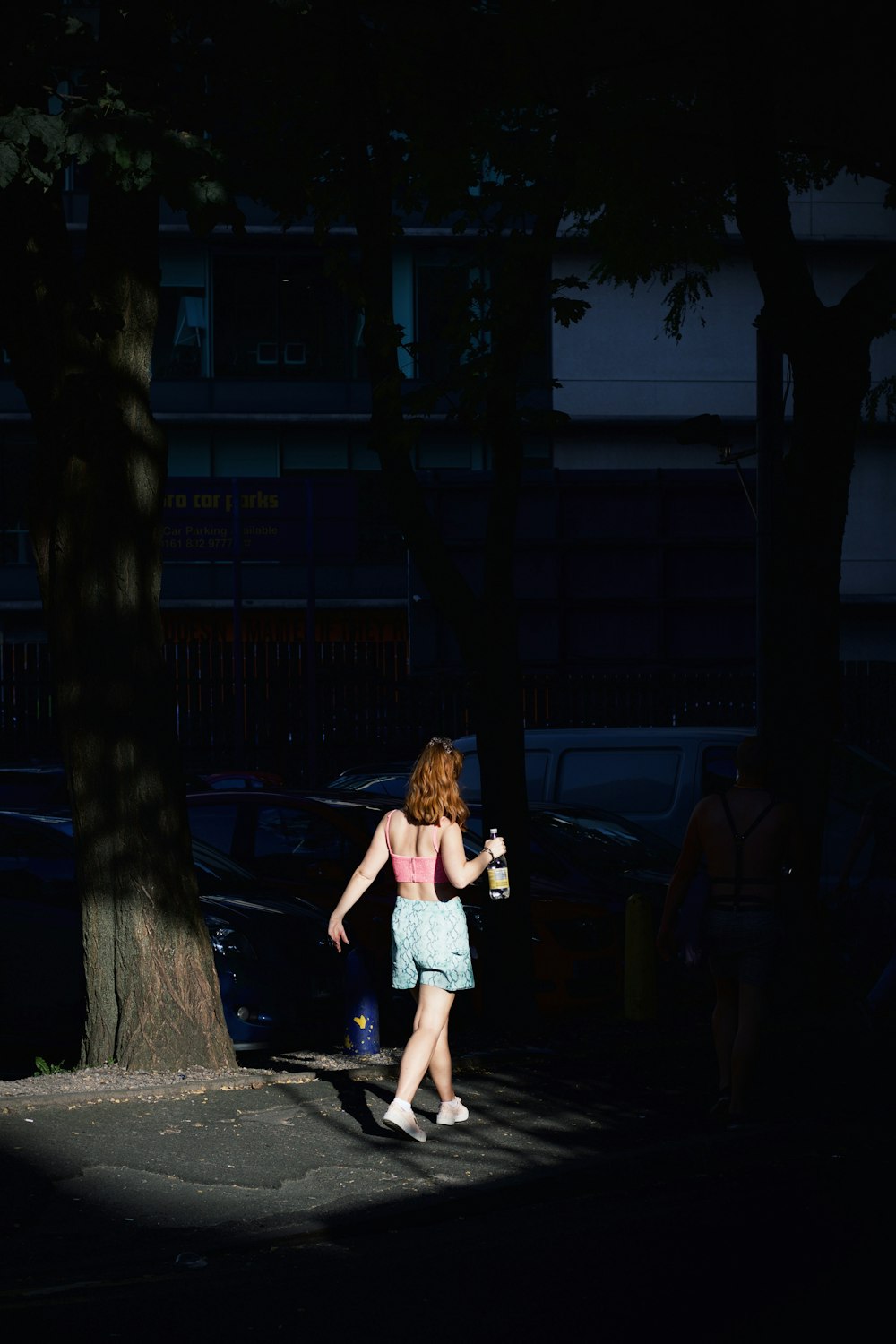 ragazza in vestito bianco in piedi sul pavimento di cemento grigio