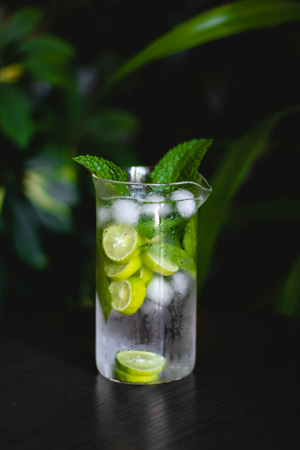Vaso transparente con fruta verde