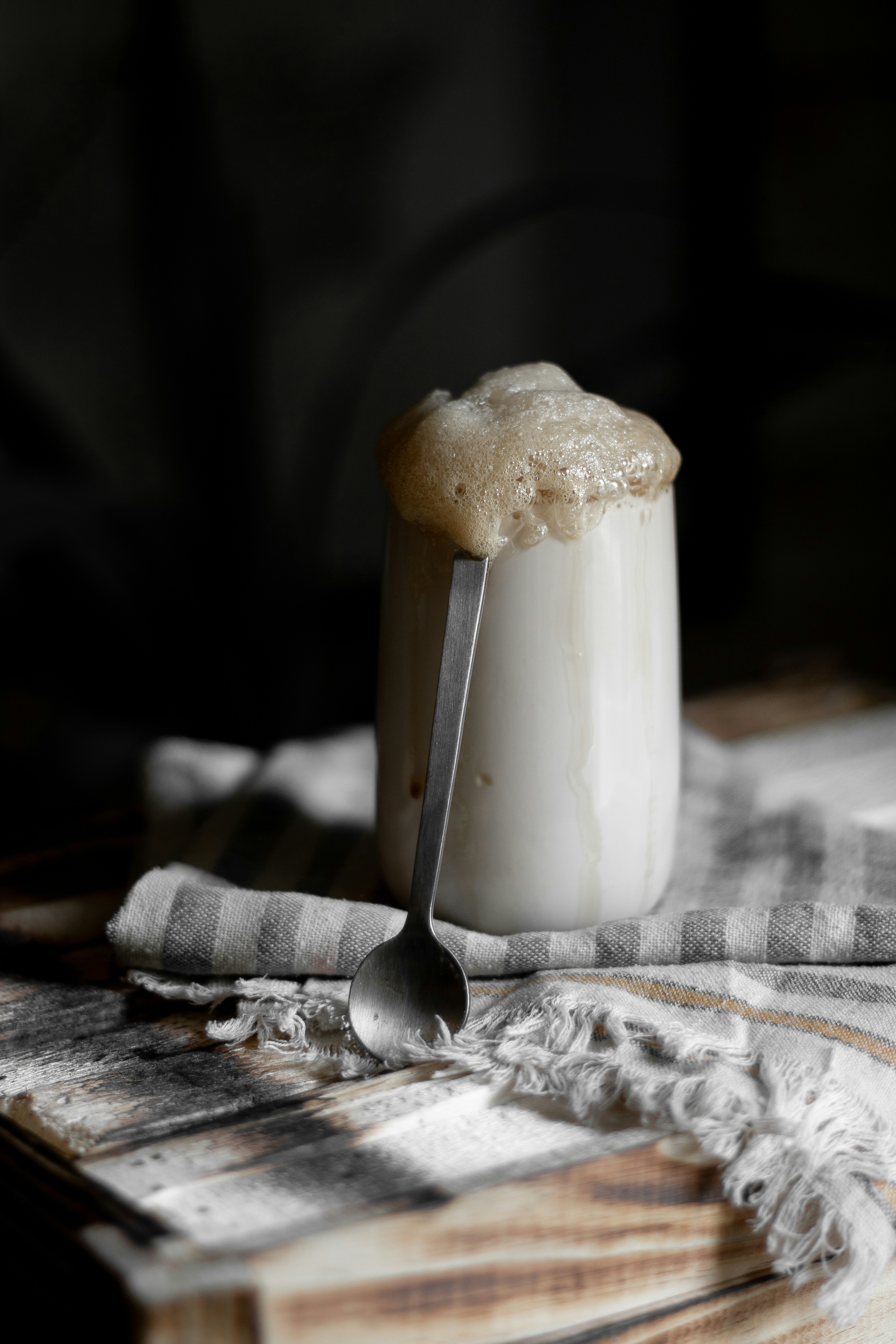 fungo bianco e marrone su tessuto bianco e nero