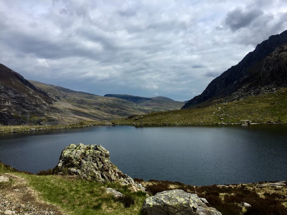 lake in the middle of mountains