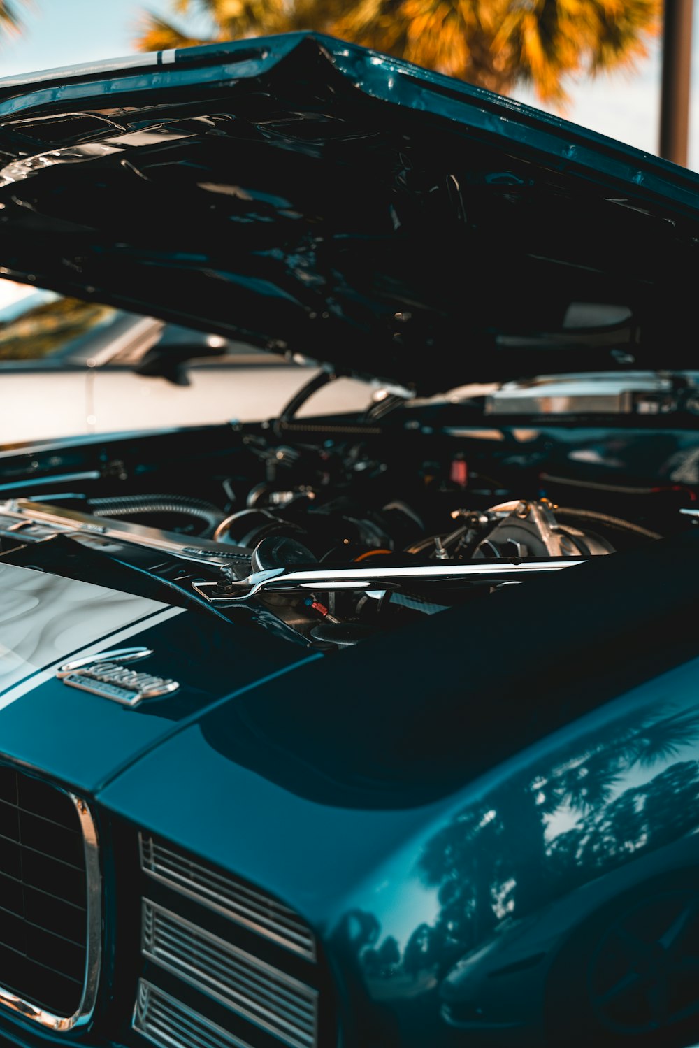 carro azul e preto na fotografia de perto