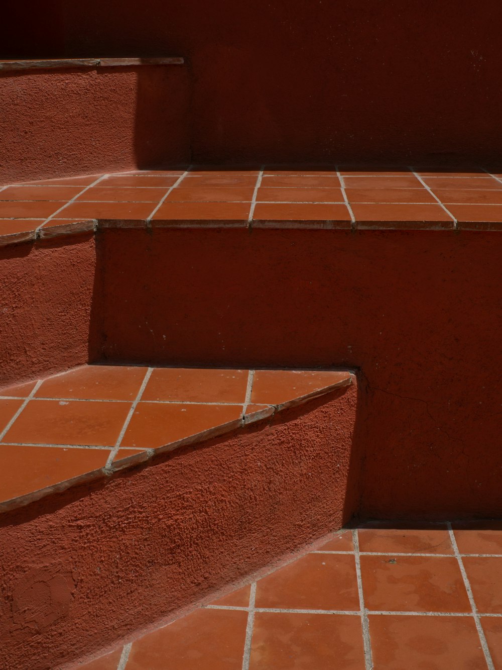 茶色と白のコンクリート階段