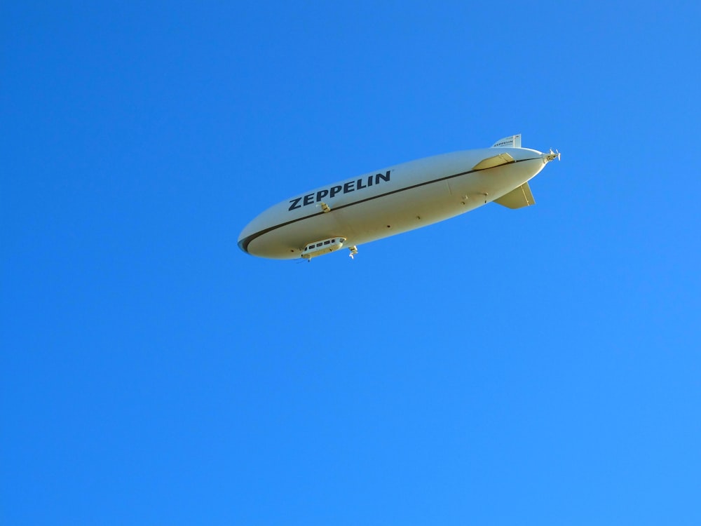 aereo bianco e nero nel cielo durante il giorno