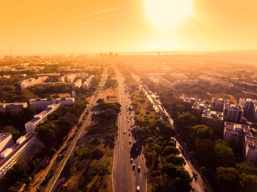 vista aérea da cidade durante o pôr do sol