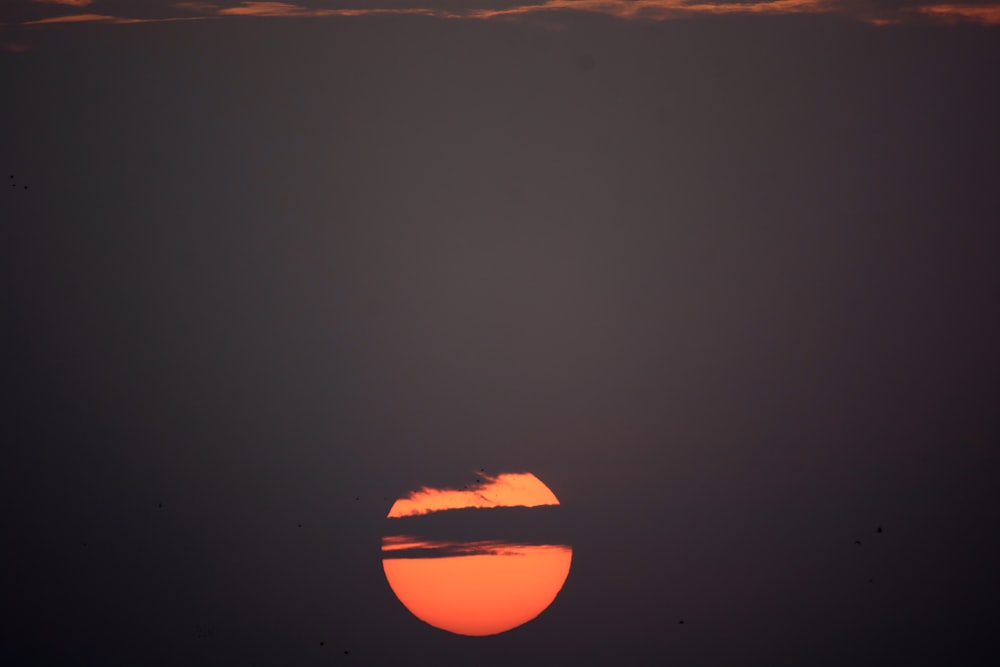 Silhouette des Berges bei Sonnenuntergang