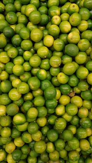 frutos de limones verdes y amarillos