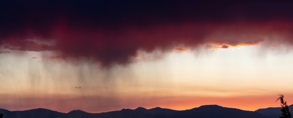 Silueta de la montaña durante la puesta del sol