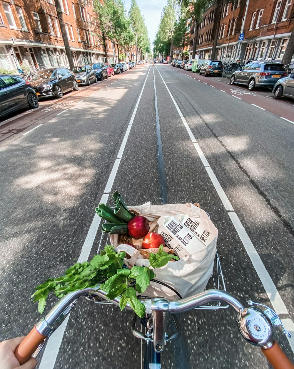 rose rosse in scatola di cartone marrone sulla bicicletta